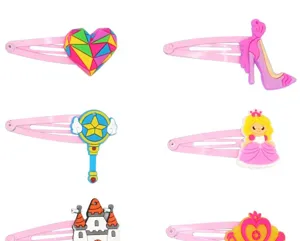 Detailopname van schattige roze kinderhaarspeldjes met verschillende PVC zachte cartoonbedels.