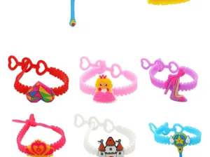 Detail van PVC zacht rubberen kinderarmband met kleurrijke cartoon prinses bedels en speelgoed.