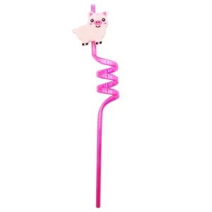 Primer plano detalle de la pajita de plástico rosa rizada con decoración de cerdo de dibujos.