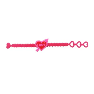 Primo piano del braccialetto di San Valentino in silicone rosa con cuore e fori regolabili.