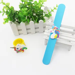 Niedliches Einhorn Silikon Klapparmband für Kinder, buntes Cartoon Armband Detailansicht.