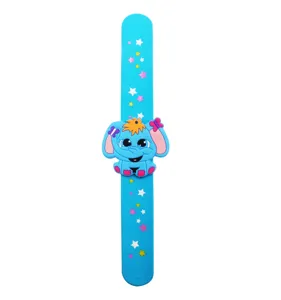 Simpatico braccialetto slap con elefante cartoon per bambini, cinturino in silicone blu con stelle.