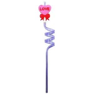 Simpatica cannuccia in plastica con cuore e fiocco, perfetta per feste e celebrazioni.