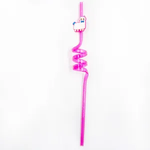 Pajita de plástico rosa con un lindo dije de alpaca de dibujos animados para fiestas.