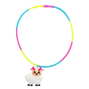 Collier tube en silicone coloré avec joli pendentif mouton de dessin animé pour jouet enfants