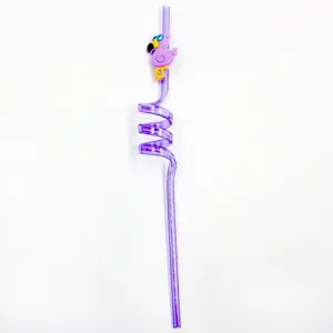 Primer plano de la creativa pajita de PVC en espiral violeta con bonito dije de flamenco.