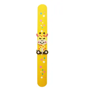 Simpatico braccialetto slap con giraffa e stelle colorate, giocattolo per bambini.