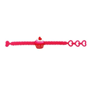 Bracciale in silicone di San Valentino per bambini con charm cupcake e fori a cuore regolabili.