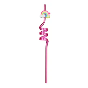 Nahaufnahme eines rosa spiralförmigen Trinkhalms mit süßer Regenbogen und Wolken Deko