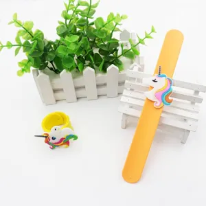 Gelbes Einhorn Silikon Klapparmband fuer Kinder, niedliches Cartoon PVC Armband Detail.