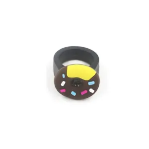 Süßer Cartoon-Donut-Ring für Kinder, süßes Dessert PVC weiches Gummi Fingerring Spielzeug.