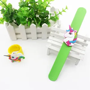 Silikon Einhorn Klapparmband Detail mit süßem Cartoon Design für Kinderspielzeug.