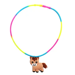 Joli collier en silicone pour enfants avec chaîne colorée et adorable pendentif poney marron.