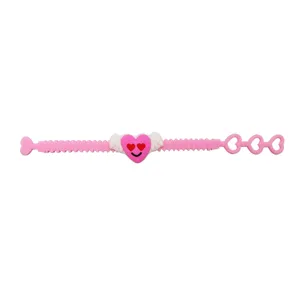 Bracciale regolabile in silicone rosa cuore carino ala primo piano dettaglio design.