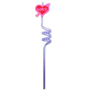 Dettaglio in primo piano della cannuccia a spirale viola in plastica con cuore rosa.