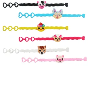 Braccialetti regolabili in PVC per animali da fattoria di cartoni animati con fori a cuore.