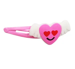 Rosa Herz Haarspange Detail, süßes PVC Engel Design für Kinder und Mädchen Alltag.