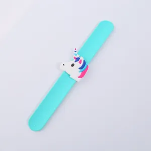 Niedliches Einhorn Silikon Schnapparmband für Kinder, lustiges Cartoon Armband Spielzeug.