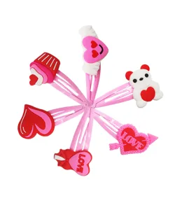 Detailansicht süßer rosa PVC Haarklammern mit Herzen und niedlichem Bärchen Design.