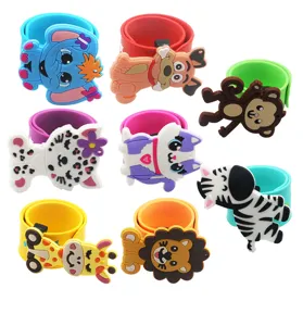 Primo piano dettagliato di braccialetti slap in silicone con animali cartoni animati.