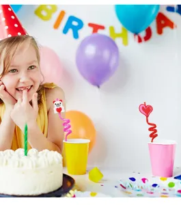 Colorate cannucce in plastica con cuore e orsetto, perfette come accessori per feste di compleanno.