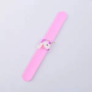 Niedliches Einhorn Silikon Schnapparmband für Kinder, lustiges Cartoon PVC Spielzeug.