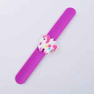 Detailansicht des niedlichen Einhorn Silikon Klapparmbands mit einem rosa PVC Anhänger.