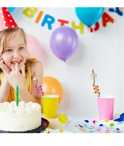 Bunte Regenbogen Trinkhalme Detailansicht, süße Spirale Plastik Party Zubehör für Kinder.