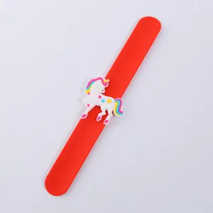 Detailansicht eines roten Silikon Klapparmbands mit einem süßen weißen Einhorn Motiv.
