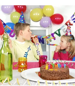 Detailaufnahme kreativer bunter Regenbogen Spiral Trinkhalme auf einer fröhlichen Kinderparty.
