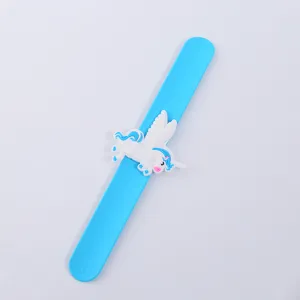 Nahaufnahme Detailansicht des niedlichen Einhorn Silikon Klapparmbands für Kinder.