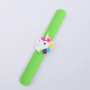 Nahaufnahme des niedlichen Cartoon-Einhorn-Silikon-Klapparmbands in leuchtendem Grün.