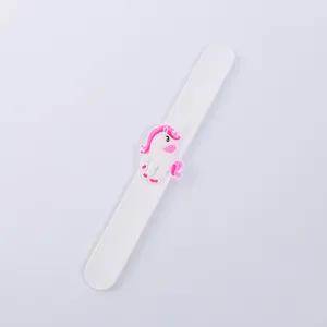 Niedliches Einhorn Silikon Schnapparmband für Kinder, Cartoon PVC Armband Detailansicht.
