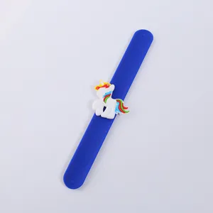 Niedliches Cartoon Einhorn Silikon Klapparmband für Kinder, lustiges PVC Armband Spielzeug.