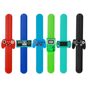 Silikon Klatscharmbänder mit Retro-Gamecontroller und Konsolen-Design in sechs bunten Farben.