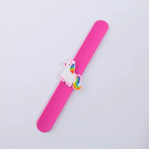 Silikon Einhorn Slap Armband Detailansicht, süßes Cartoon PVC Handgelenk Spielzeug.
