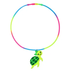 Detailopname van de schattige cartoon schildpadhanger op een kleurrijke plastic ketting voor kids.