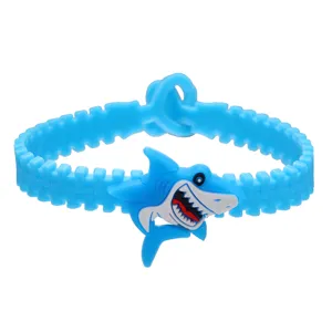 Detail van de blauwe siliconen haai armband met cartoon haai bedel en verstelbare ritssluiting.