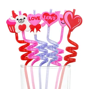 Simpatiche cannucce a spirale in plastica per San Valentino con decorazioni di cuori e orsacchiotti.