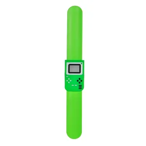 Retro Spielkonsole Klapparmband Detailansicht, süßes grünes Cartoon Handgelenk Kinderspielzeug.