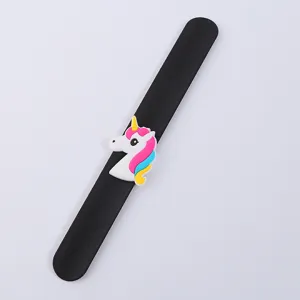 Niedliches Einhorn Silikon Klapparmband für Kinder, Cartoon PVC Schnapparmband Party Spielzeug.
