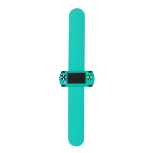 Grünes Silikon-Schnapparmband mit Mini-Spielkonsolen-Spielzeug-Detaildesign für Kinder.