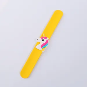 Süßes Einhorn Silikon Schnapparmband für Kinder, Cartoon PVC Armband Spielzeug.