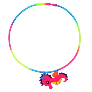 Kleurrijke siliconen cartoon zeepaardje ketting, kleurrijke slang ketting voor kinderen.