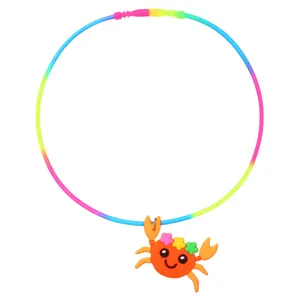 Detailopname van de kleurrijke kindersiliconenketting met een schattige cartoon krabhang.
