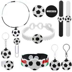 Euro-Amerikanisch PVC Weichgummi Sportlich Fußball Thema Kinder Party Zubehör Klassisch Geometrisch Muster Armband Schlüsselanhänger Ring Brosche Lesezeichen Spaß Spielzeug Für Kinder Sammlung Event Dekoration