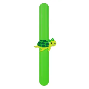 Dettaglio in primo piano del braccialetto slap verde con graziosa tartaruga animata.