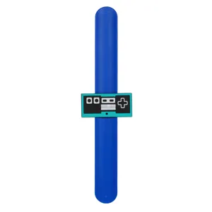 Nahaufnahme Detail des Retro Videospiel-Controller Klapparmbands, blaues Silikon Armband.