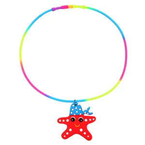 Kleurrijke neon buis ketting met een schattige rode gestippelde zeester hanger.