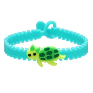 Mooie detail van schattige groene schildpadarmband met ritssluiting en verstelbare hartgesp.
